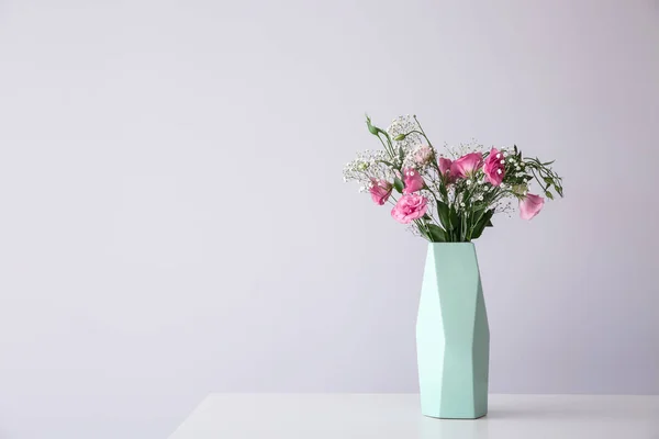 Florero Con Hermosas Flores Rosadas Sobre Mesa Sobre Fondo Claro — Foto de Stock