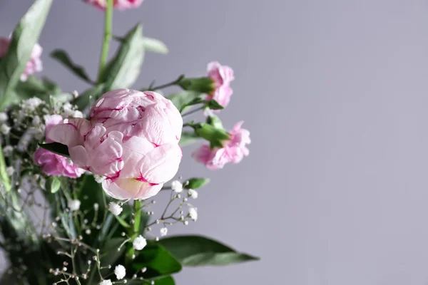 Szürke Háttér Vértes Gyönyörű Rózsaszín Bazsarózsa Virágok Csokor — Stock Fotó