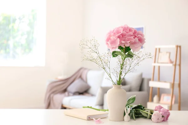 Vaso Com Belas Flores Cor Rosa Mesa Sala Luz — Fotografia de Stock