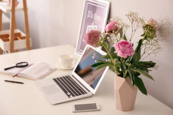 Vaas Met Prachtige Roze Bloemen Laptop Tafel — Stockfoto