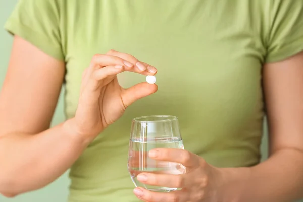 Vrouw Met Pil Glas Water Close — Stockfoto