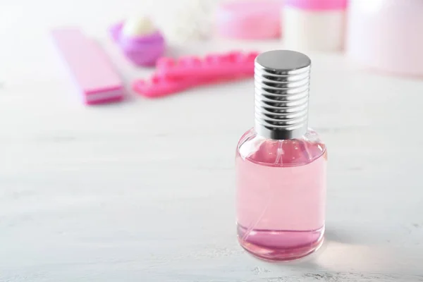 Botella Con Perfume Sobre Mesa Madera Blanca — Foto de Stock