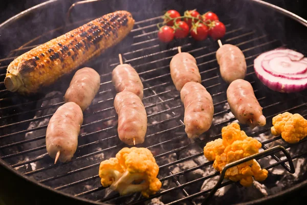 Cuisson Savoureuses Saucisses Légumes Sur Barbecue Grill Gros Plan — Photo
