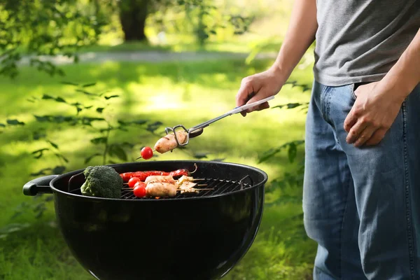 Hombre Cocinando Salchichas Verduras Parrilla Barbacoa Aire Libre — Foto de Stock