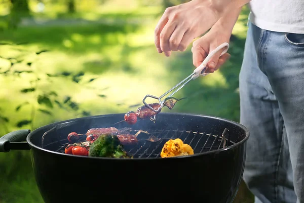 Muž Vaření Uzenky Salámy Zelenina Grilu Venku — Stock fotografie