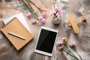 Çalışma alanı ile tablet Pc ve renk masaya güzel çiçek
