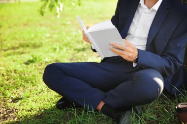 İşadamı Park'ta dinlenme kitap ile