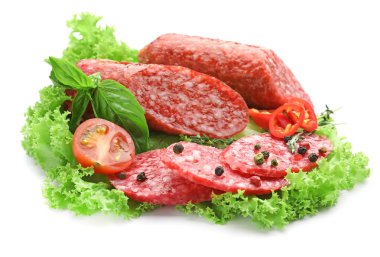 Sebze ve baharat beyaz zemin üzerine lezzetli füme sosis