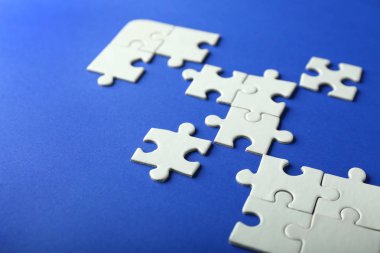 Renk arka plan üzerinde eksik yapboz