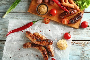 Masada lezzetli ızgara sosis ile kompozisyon