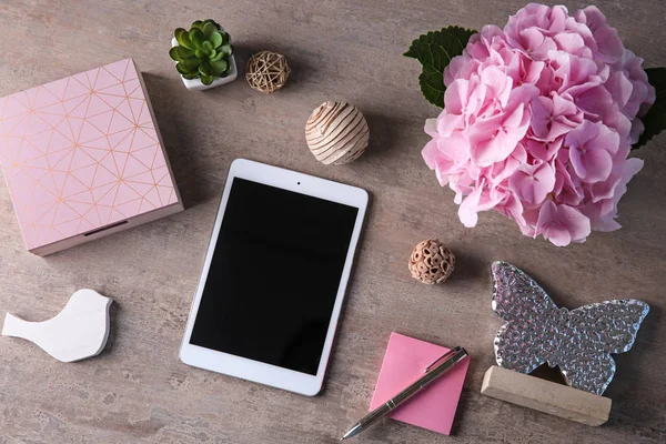 Posto Lavoro Con Tablet Bellissimi Fiori Sul Tavolo Grigio — Foto Stock