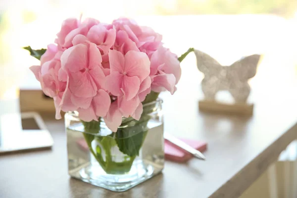 Skleněná Váza Krásné Květiny Stole — Stock fotografie