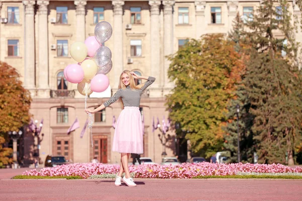 Vacker Ung Kvinna Med Air Ballonger Utomhus — Stockfoto