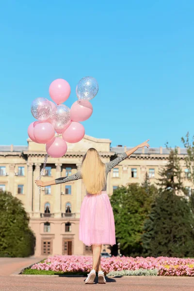 Vacker Ung Kvinna Med Air Ballonger Utomhus — Stockfoto
