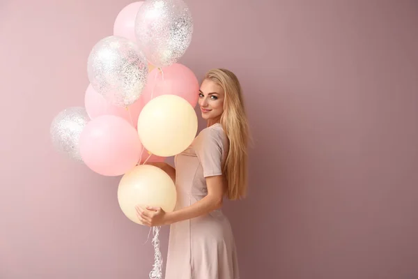 Belle Jeune Femme Avec Des Ballons Air Sur Fond Couleur — Photo