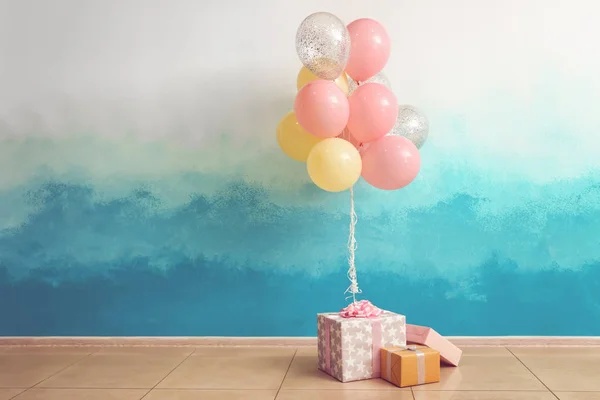 Hava Balonları Hediye Kutuları Renk Duvarının Yakınında — Stok fotoğraf