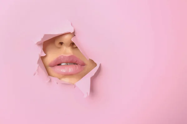 분홍색 Teared 종이에 구멍을 보이는 여자의 — 스톡 사진
