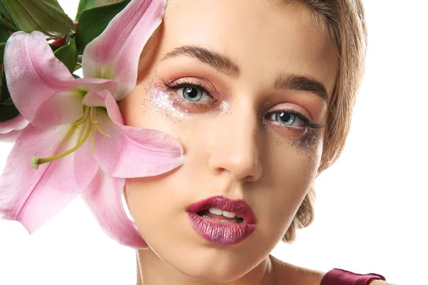 Ung Kvinna Med Vackra Makeup Och Blomma Vit Bakgrund Närbild — Stockfoto