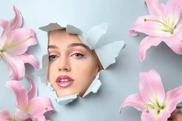 Vackra Blommor Och Ansikte Unga Kvinnan Synlig Genom Hål Teared — Stockfoto