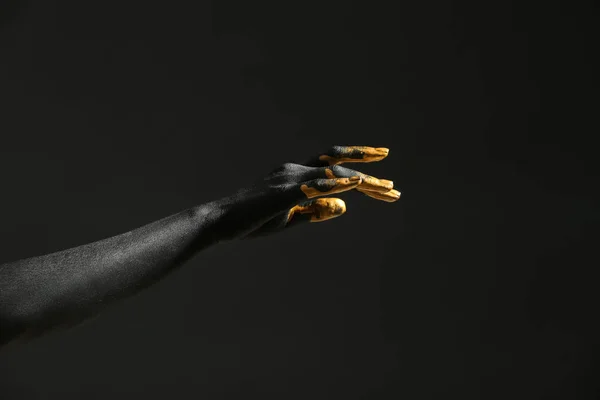 Hand Van Vrouw Met Zwarte Gouden Verf Haar Huid Tegen — Stockfoto