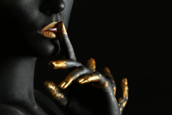 Beautiful Woman Black Golden Paint Her Body Dark Background Closeup — 图库照片