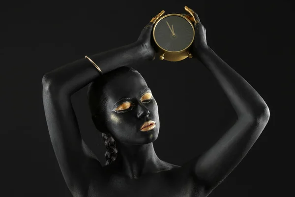 Hermosa Mujer Con Pintura Negra Dorada Cuerpo Sosteniendo Reloj Sobre — Foto de Stock