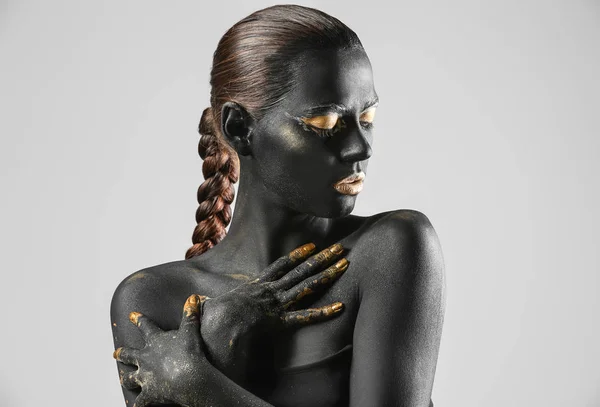 Vücut Işık Arka Plan Siyah Altın Boya Ile Güzel Kadın — Stok fotoğraf