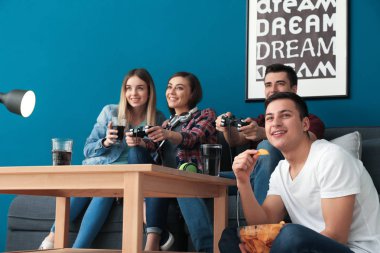 Gençler evde video oyunları oynarken