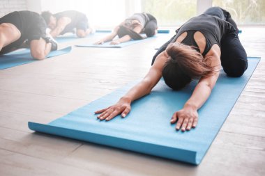 Grup pratik kapalı yoga sportif insan