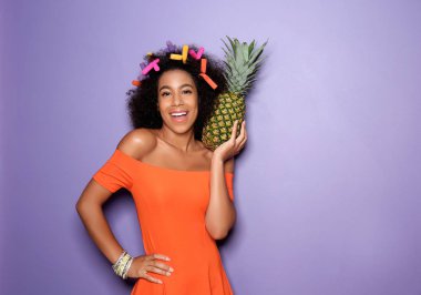 Renkli ananaslı güzel Afro-Amerikalı kadın.