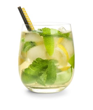 Beyaz arka planda bir bardak taze mojito.