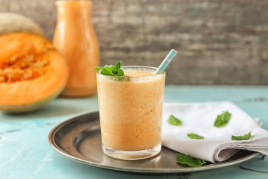 Lezzetli kavun güler yüzlü masada cam