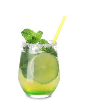 Beyaz arka planda bir bardak taze mojito.
