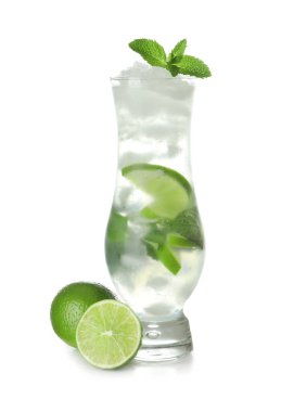 Beyaz arka planda bir bardak taze mojito.
