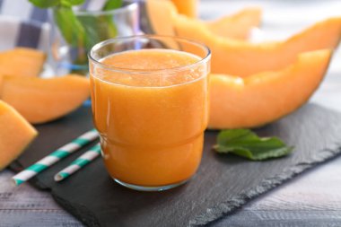 Lezzetli kavun güler yüzlü masada cam