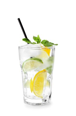 Beyaz arka planda bir bardak taze mojito.