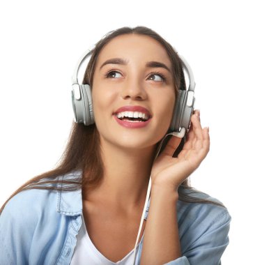 Güzel genç bayan beyaz arka planda müzik dinliyor.