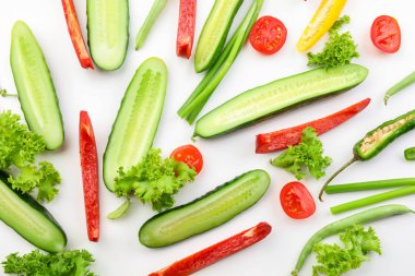 Beyaz arka plan üzerinde çeşitli taze sebze ile kompozisyon