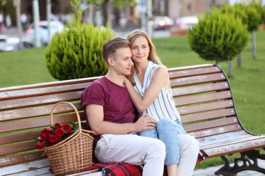 Açık havada romantik tarihte sevimli genç çift