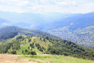 Orman ve dağ köyünde pitoresk, yatay
