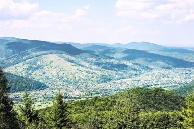 Orman ve dağ köyünde pitoresk, yatay