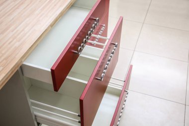 Açık boş mutfak çekmeceleri