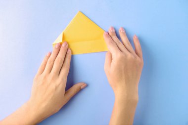 Kadın renk arka plan teknede origami yapma