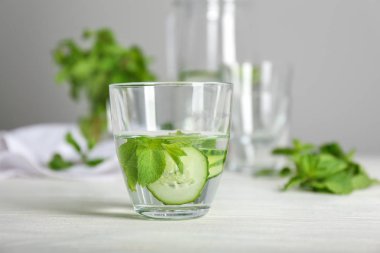 Lezzetli taze salatalık su beyaz masada