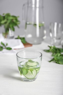 Lezzetli taze salatalık su beyaz masada