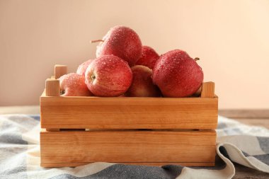Ahşap kutusunda tablo olgun sulu elma