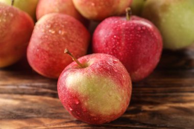 Ahşap masa üzerinde olgunlaşmış sulu elma