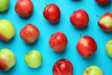 Renk arka plan üzerinde farklı olgun taze elma