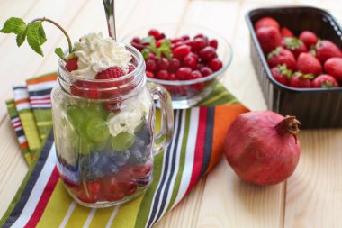 Ahşap masa üzerinde mason kavanoza lezzetli meyve salatası