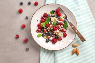 Plaka gri masada lezzetli meyve salatası ile